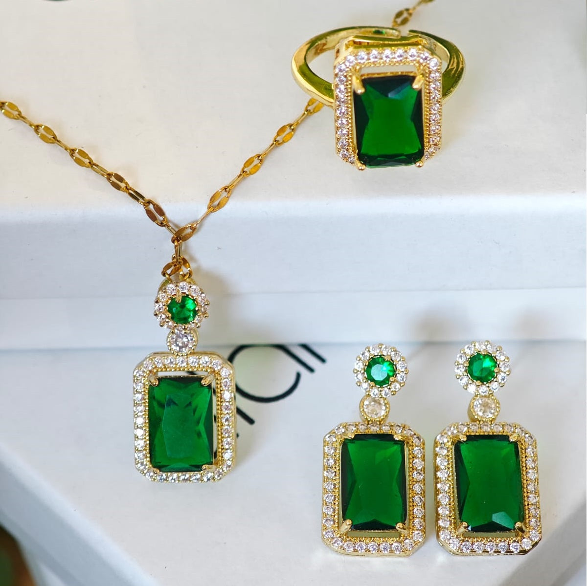 Carlina | エメラルドカラーのネックレス・ピアス・リング3点セット