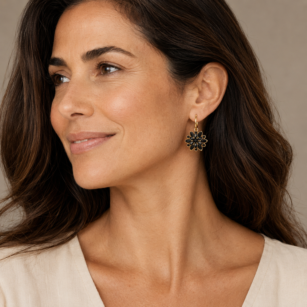 Constance | ブラックとゴールドのフラワーピアス