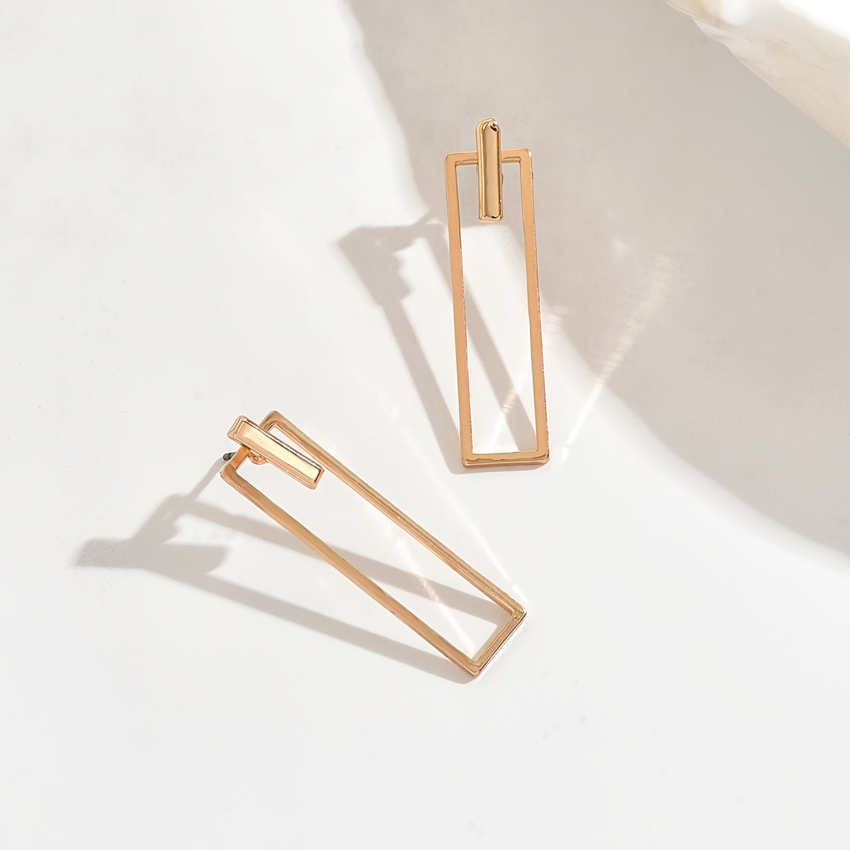 Quinleyra™ エレガントなメタリック仕上げのジオメトリックロングピアス