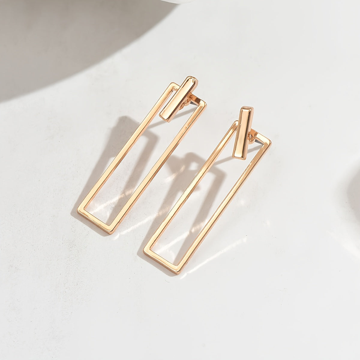 Quinleyra™ エレガントなメタリック仕上げのジオメトリックロングピアス