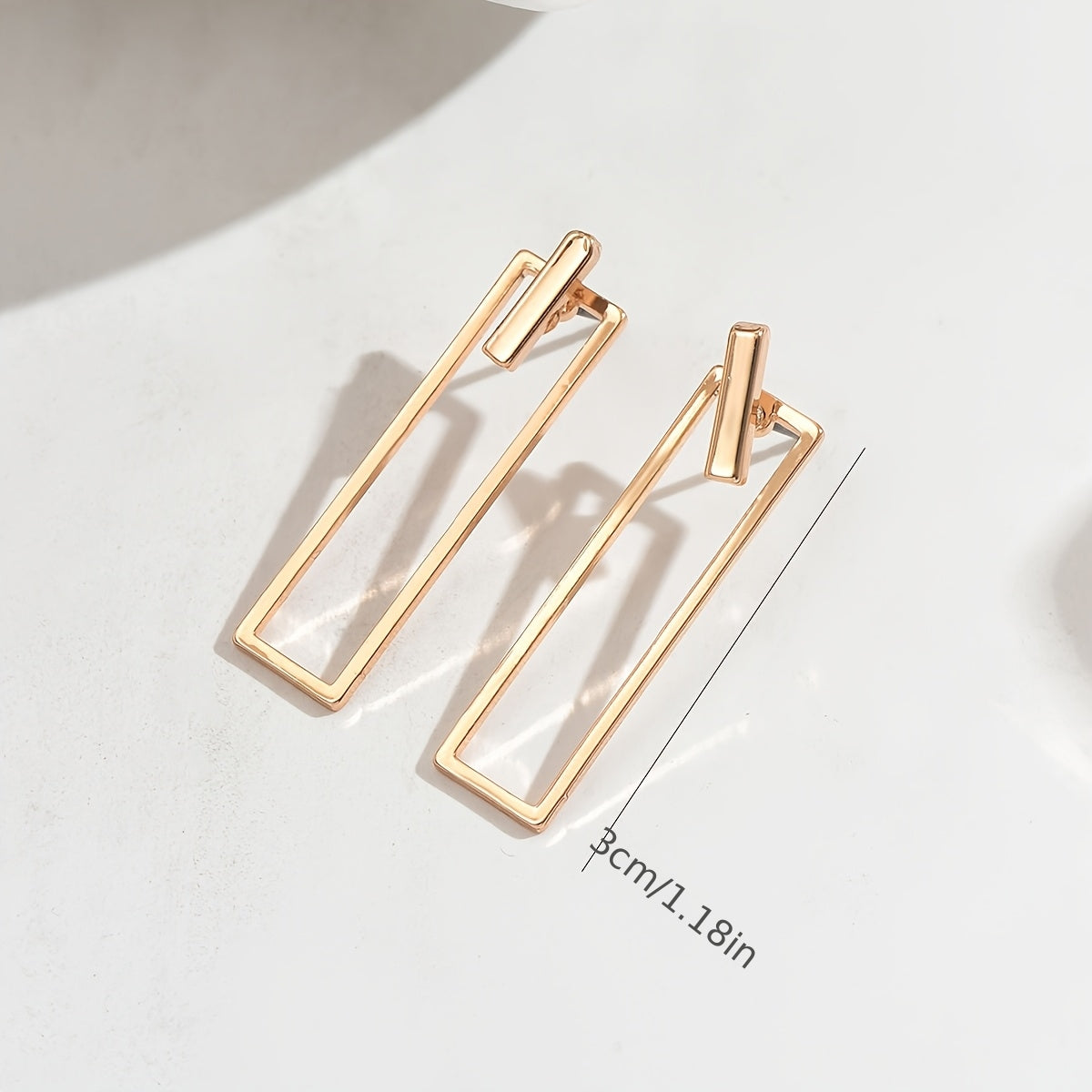 Quinleyra™ エレガントなメタリック仕上げのジオメトリックロングピアス